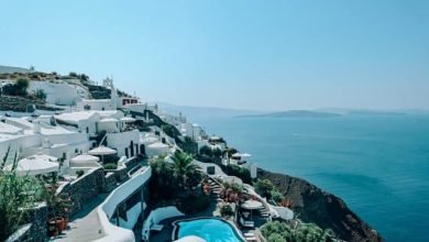 كيف تزور جزيرة سانتوريني بميزانية محدودة ؟ كيف تزور جزيرة سانتوريني بميزانية محدودة ؟
