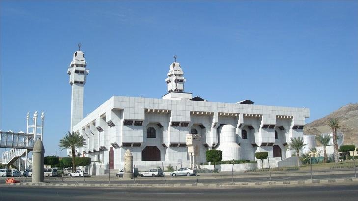 في رحاب مسجد التنعيم: شعور بالسكينة والاطمئنان في رحاب مسجد التنعيم: شعور بالسكينة والاطمئنان