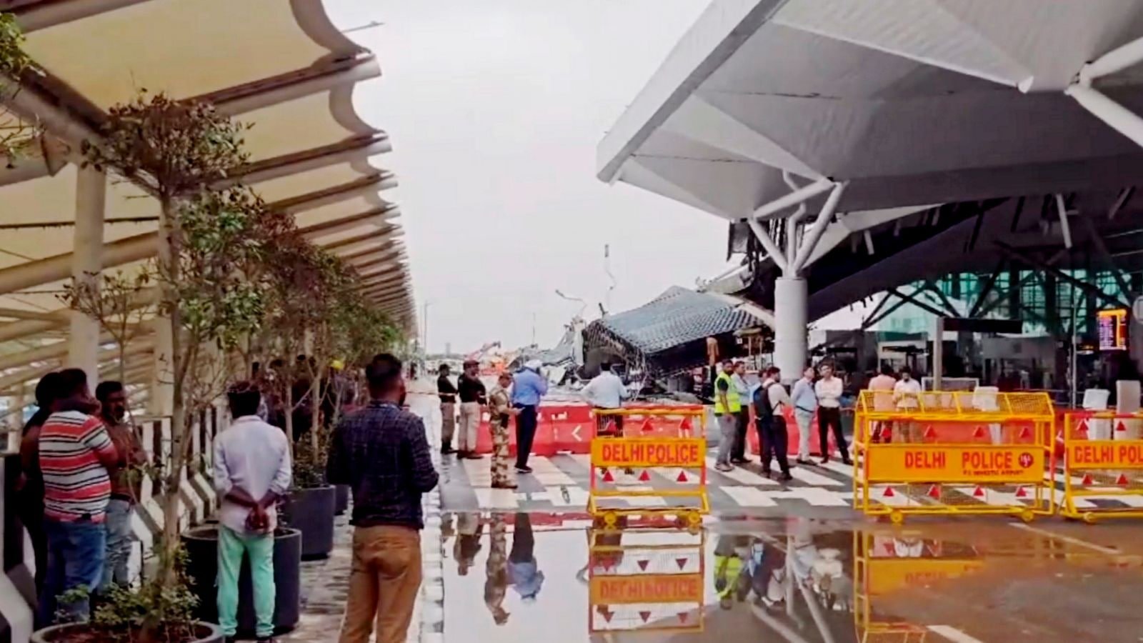 IndiGo, SpiceJet face flight disruptions as ops at Delhi airport Terminal 1 suspended after roof collapse | Business News IndiGo, SpiceJet face flight disruptions as ops at Delhi airport Terminal 1 suspended after roof collapse | Business News